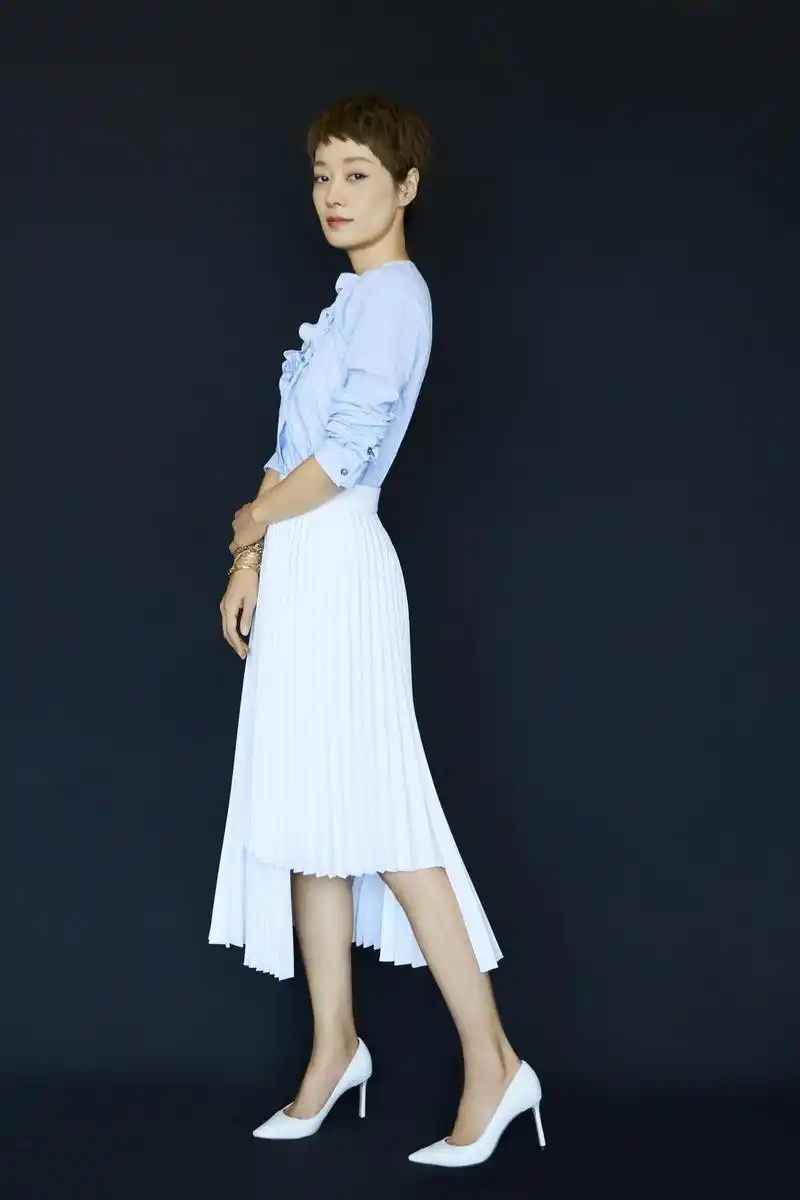 马伊琍挺会塑造气质,用"左右裙"配衬衫,看着简单却优雅又别致