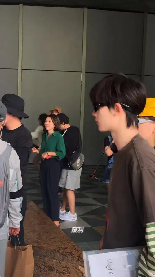 男神hits the road#丁程鑫 花儿与少年#    cr.@废物利用旁销车