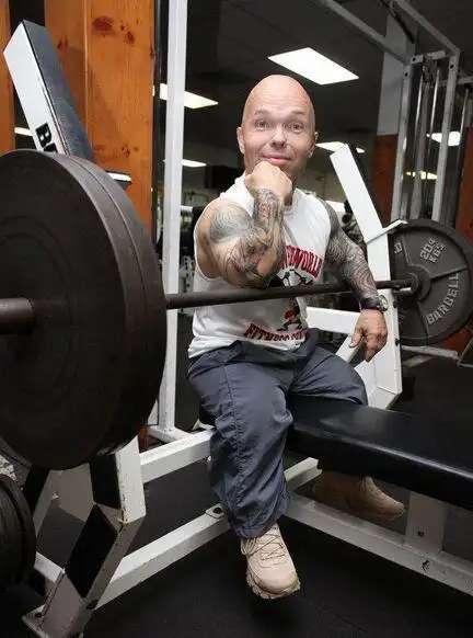 强悍侏儒男与1.92米巨人美女相恋