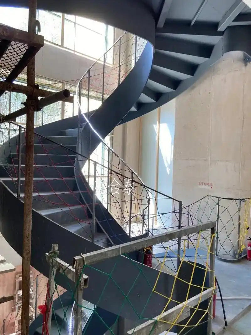 高颜值的钢结构旋转楼梯.大连盛合泰金属装饰工程有限公司#弧 - 抖音