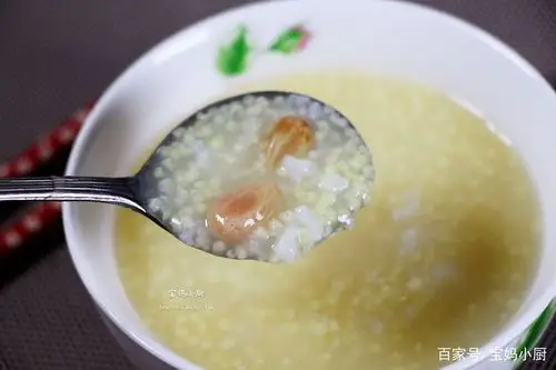 葡萄干二米粥,做法:大米小米加水熬制,快出锅的时候放葡萄干熬3分钟