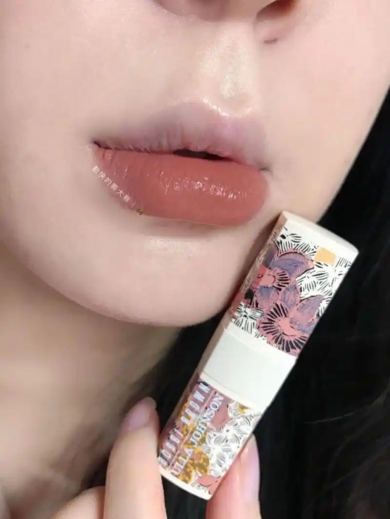 新品试色7515bobbibrown 木槿花牛乳茶口红 [偷笑]这只新品来啦!