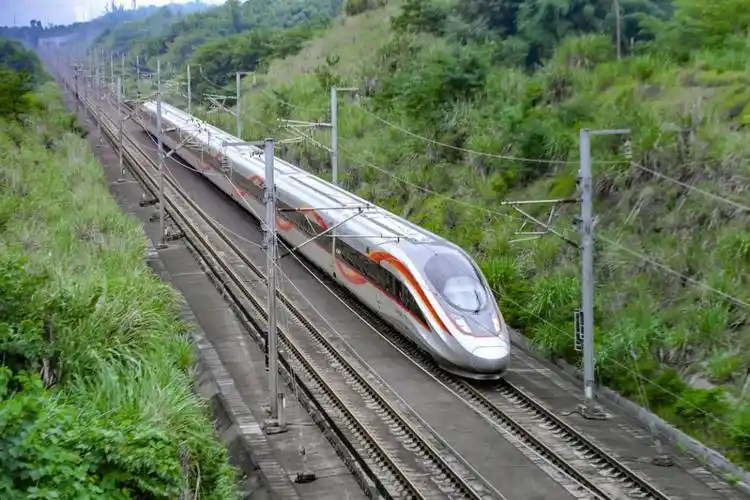 复兴号智能动车组今日在重庆上线开跑