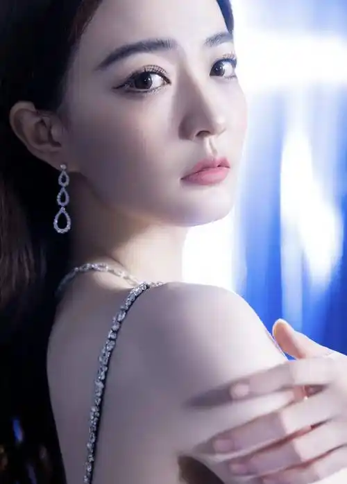 女星徐璐时尚写真:靓丽迷人,眉清目秀