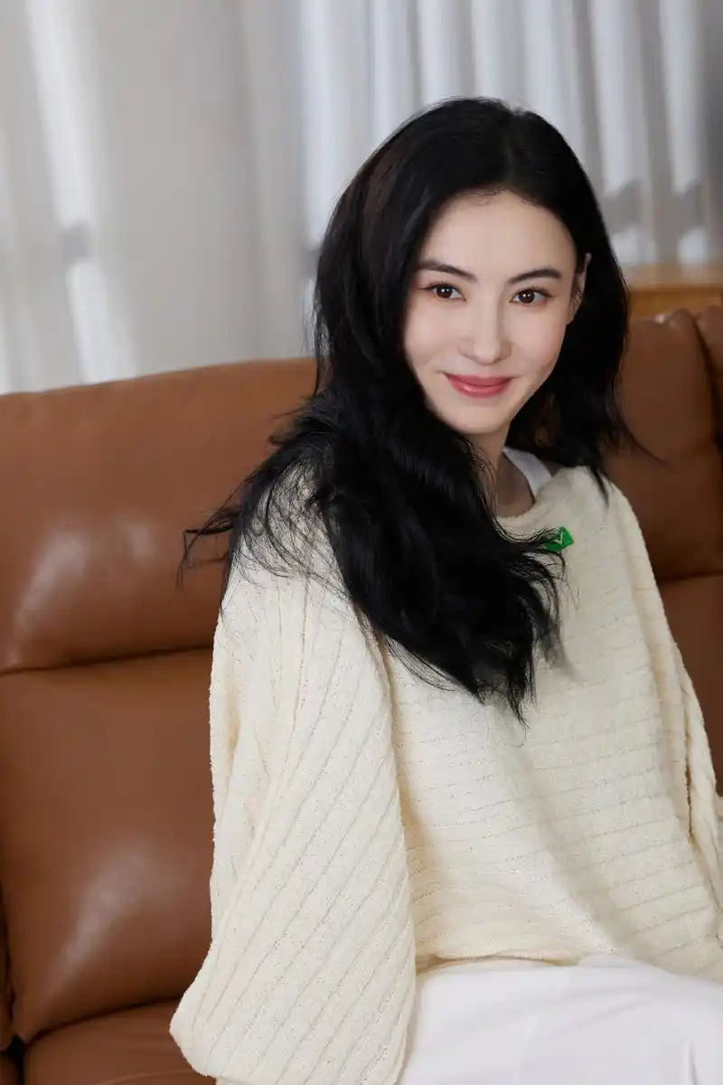 张柏芝晒自拍状态好单手测发际线引网友羡慕