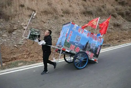 300斤小伙徒步拉车,粉丝打赏结束后关直播,转身坐上200万保时捷