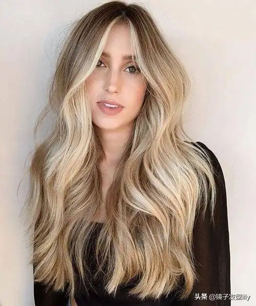 首先要有足够的长度才能做出优雅迷人的大波浪,但是头发的生长速度一