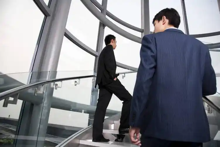 东方人,两个人,商务人士,商务男性,办公室,走,横图,彩色,室内,白天