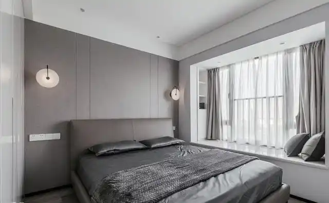 95平现代简约风,灰色饰面板搭配原木地板,简单又高级