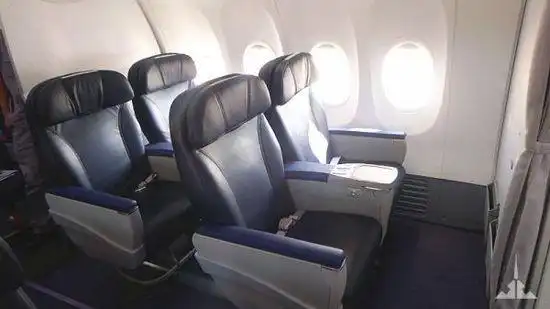 4月22日,瑞丽航空完成波音737-800型飞机(b-1960)经济舱布局改装工作