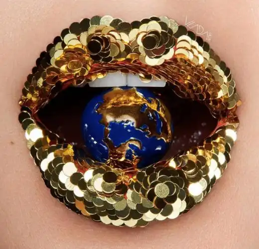 这种装饰嘴唇的创意,可以预见极难流行起来,想必也没有多少人会去效仿