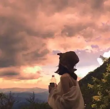 以天空为背景拍的女生头像照片 女生头像图片大全 -【爱个性】