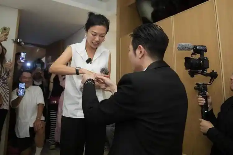 与张学友合唱成名的高慧君,宣布跟小17岁男友分手,原因是51岁的她因病