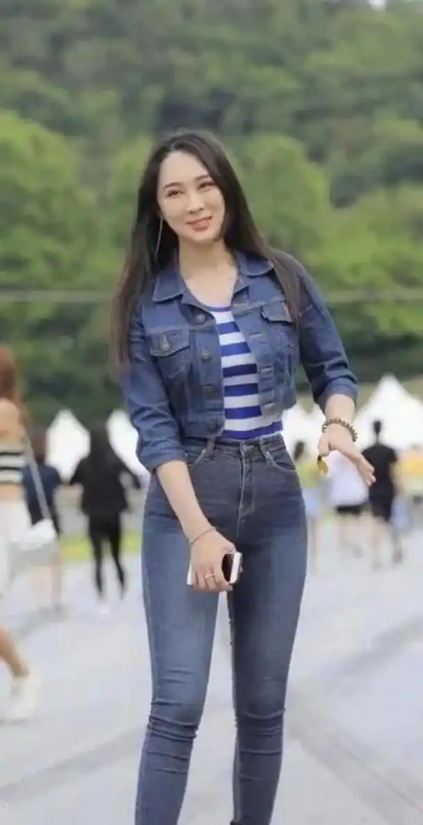 紧身牛仔裤搭配背心活力满满性感身材很适合少妇的妩媚感