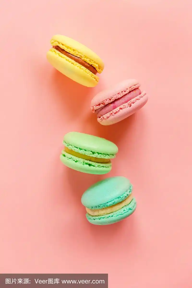 粉红色背景上的彩色马卡龙