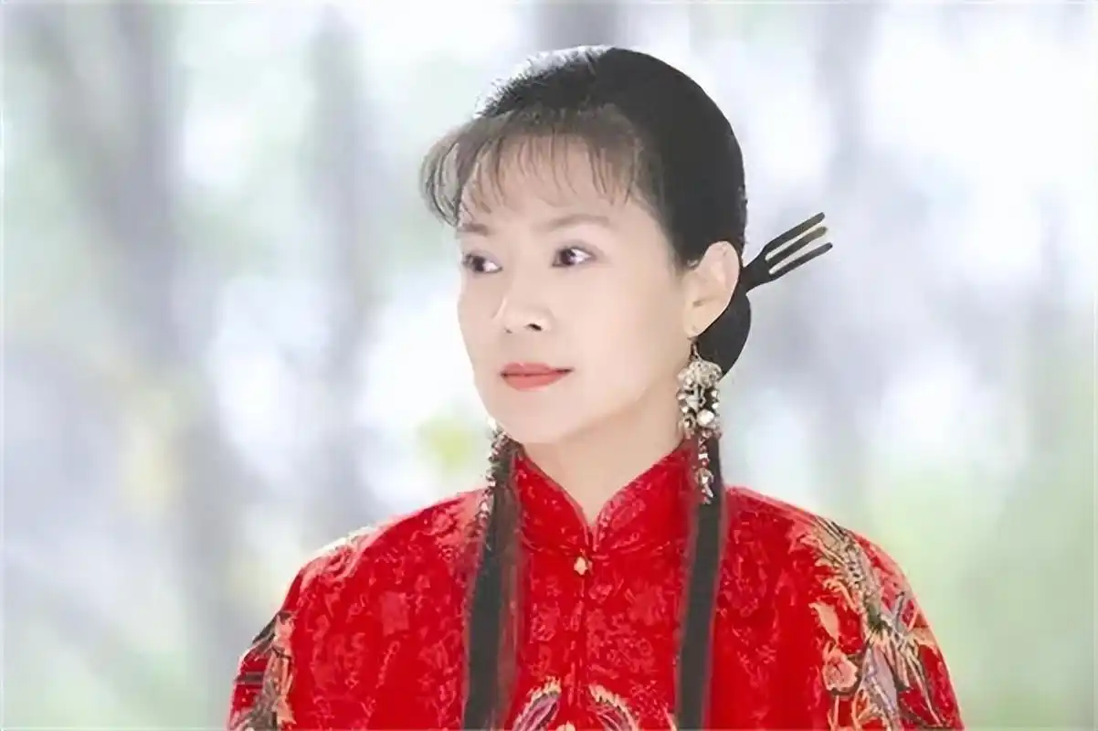 59岁婉君俞小凡近照,老公高大帅气,儿女没有遗传父母的好基因