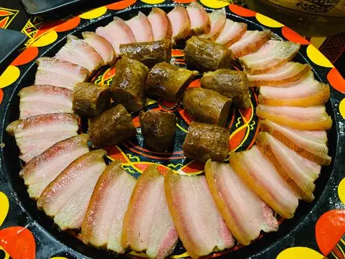 舌富 彝族传统主题烧烤