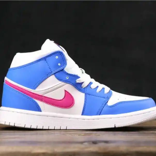 这款配色采用脚趾构色方案,以南海岸风格的青,粉两色搭配,整体呈现出