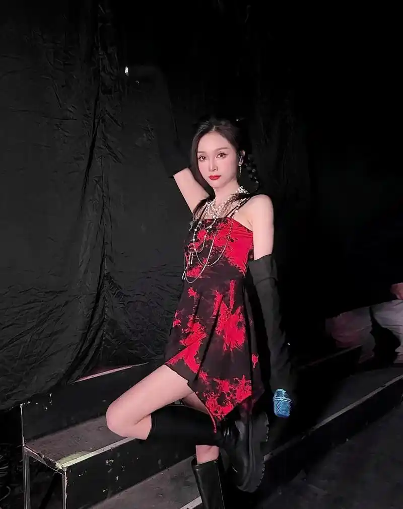 吴宣仪一身碎叶短裙美照欣赏