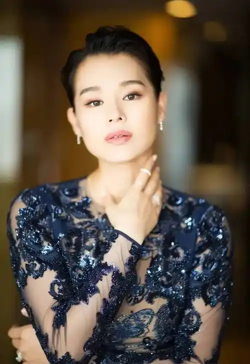 演员胡杏儿:嫁大3岁富豪,婚后连生三胎,如今一家五口其乐融融_生活