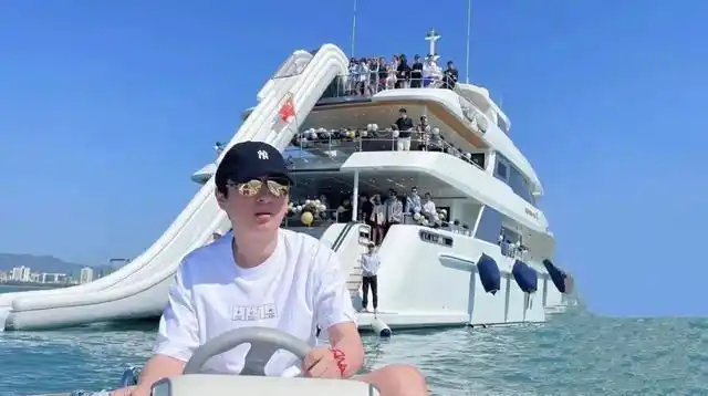 王思聪生日狂欢派对,网红美女环绕,有钱人的生日原来这样过