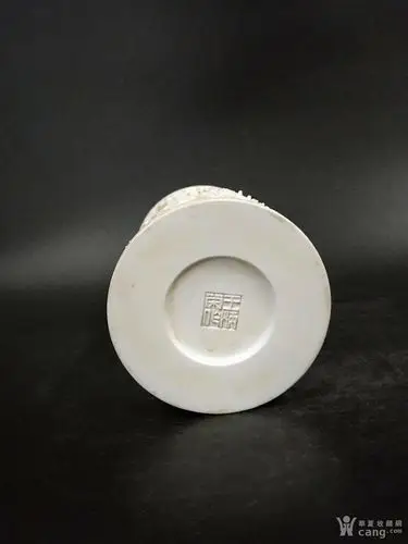 王炳荣雕瓷龙纹笔筒