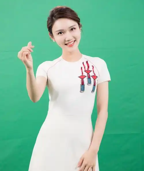 龙洋:从湖南走出来的央视主持人,34岁仍单身,风光背后也有辛酸