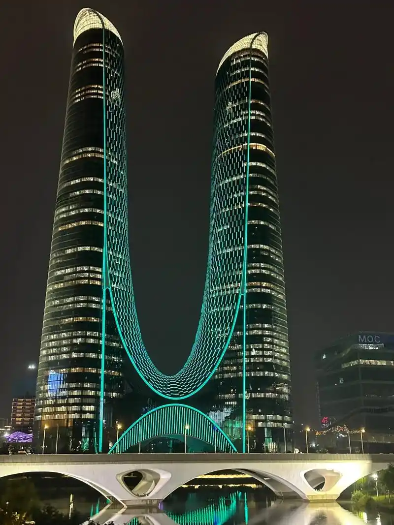 杭州大裤衩 杭州大裤衩太有赛博风内味啦～～趁现在亚运会没开始周边