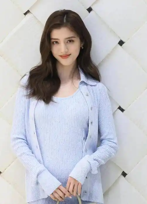 吴千语真漂亮,她穿着浅蓝色针织裙秀身材,小腹微微隆起,并不影响她的