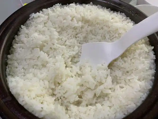 怎样蒸出干散的米饭(蒸大米时,记住"2放3窍门",米饭又香又软,粒粒分明