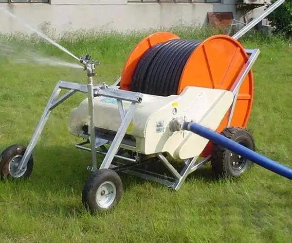 5kw, 增压泵15kw计),约13元电费,因此有用户抱怨喷灌机运行电费比人工