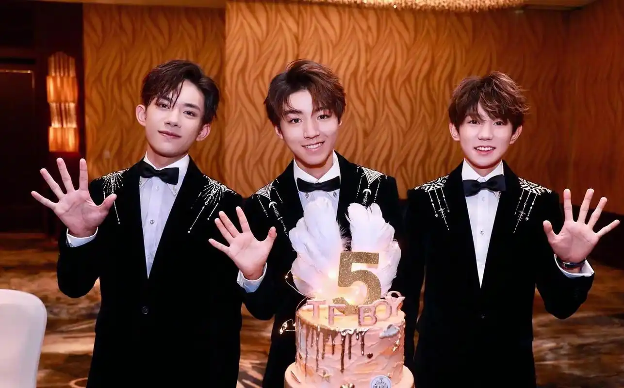 tfboys 的十年之约,王俊凯,王源和易烊千玺合体开演唱会  tfboys档