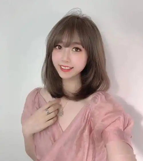 发型烫后洋气又高级看起来多了几分俏皮感非常显脸小的锁骨发2021一定