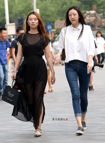 曹作兰街拍作品欣赏:为性感加分的黑衣美女