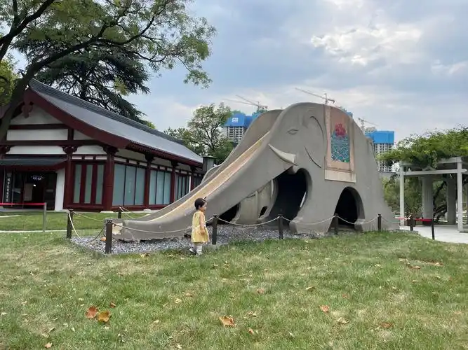 兴庆公园的大象滑梯