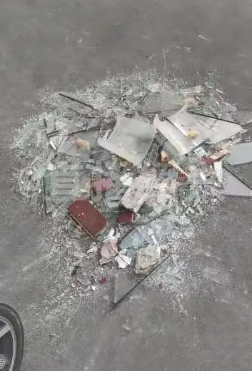 (一地的碎玻璃)