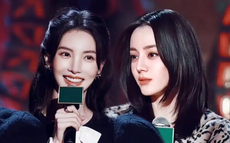 咱就说迪丽热巴跟金晨坐一起咋这么养眼