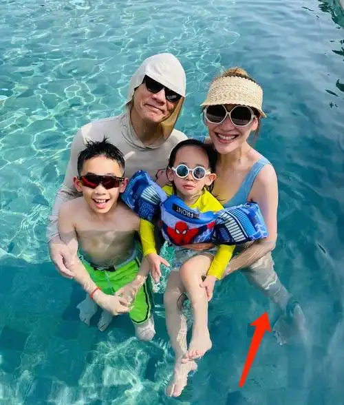 应采儿六一晒全家福,穿泳装秀美腿,jasper牵手弟弟玩水长相不同