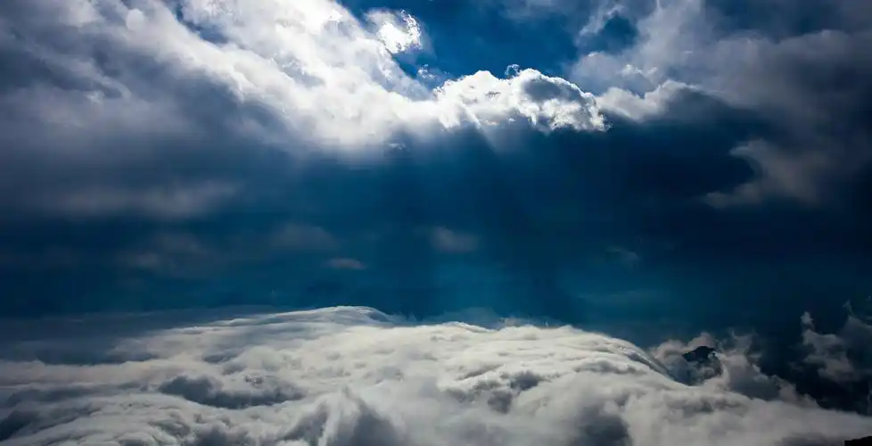 云腾翻滚-牛背山云海