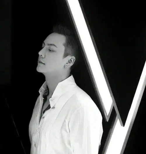 陈伟霆这组黑白图看着真的很有感觉,超级大片的感觉.