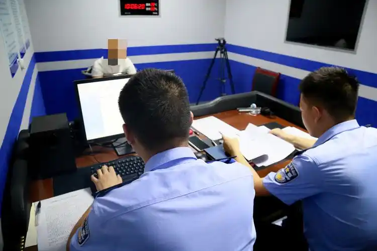 西安铁路公安局安康公安处刑警审讯犯罪嫌疑人 摄影:安楚