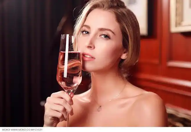 欧美场景大片模特 女 人物素材 拿着红酒杯的女人 优雅 王颖聪作品