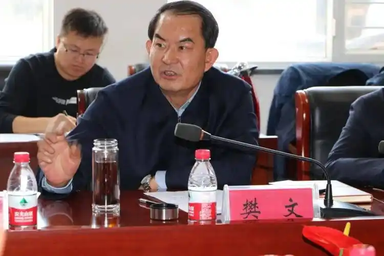 10月14日,五原县委副书记,政府代县长樊文到县信访局研判重点信访事项