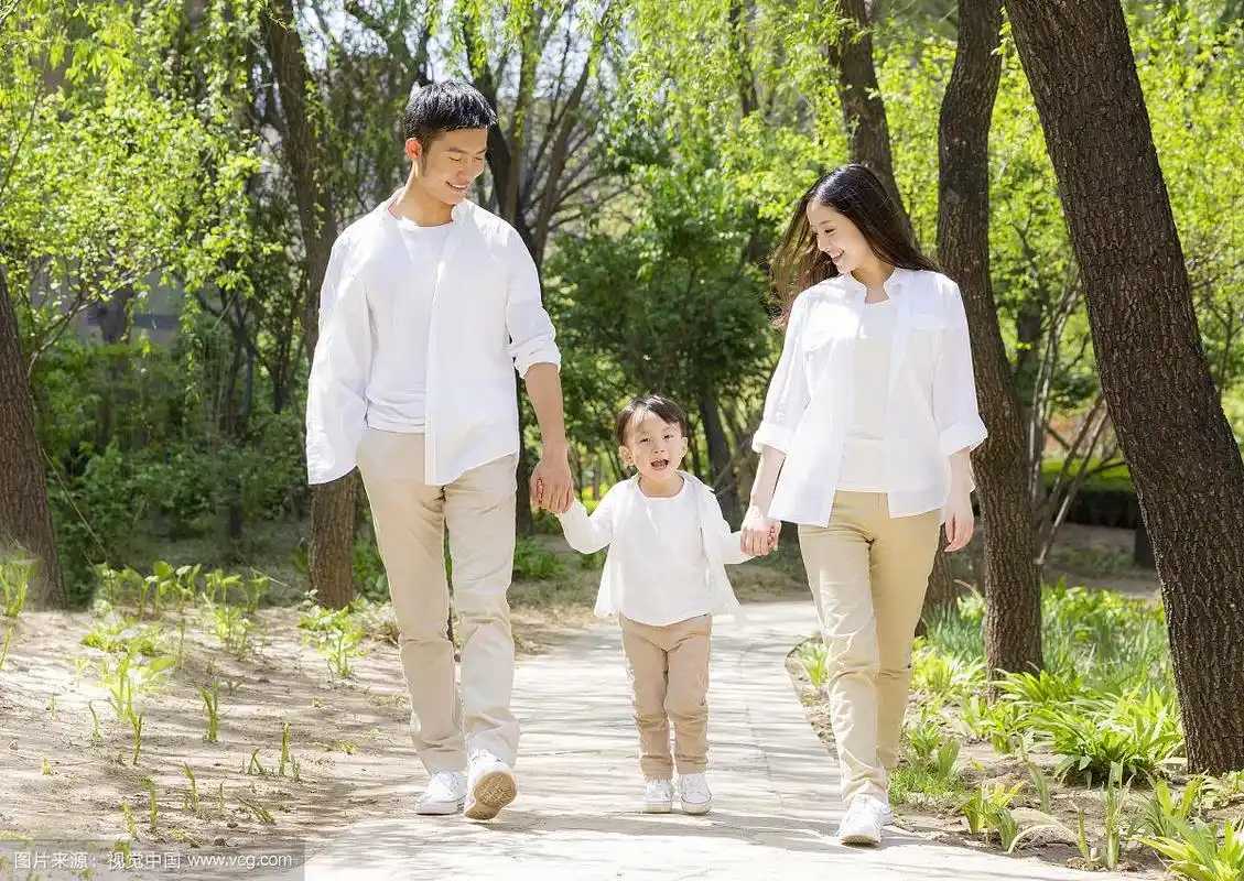 幸福的一家三口在踏青