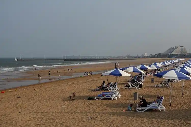 日照的碧海,蓝天,金沙滩