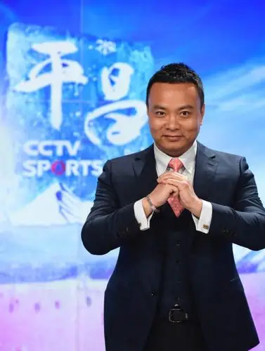他是央视体育主持人42岁时娶30岁女星如今50岁活得让人羡慕