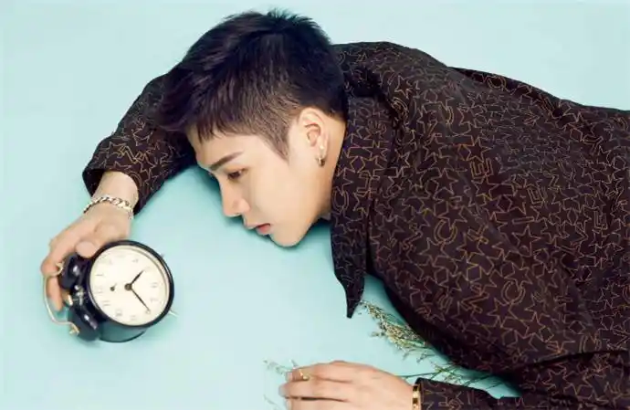 王嘉尔私下抽烟照片高清(嘎嘎抽烟都抽的这么帅的真是迷死人了)