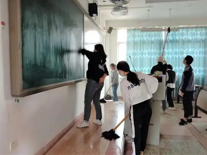 我院学子积极参与教室,实验室清扫服务活动