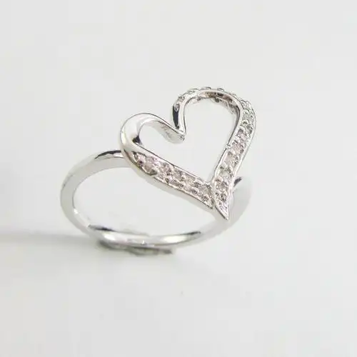 925银镀白金镂空心形戒指,银重约5.36克,总重约5.55克.