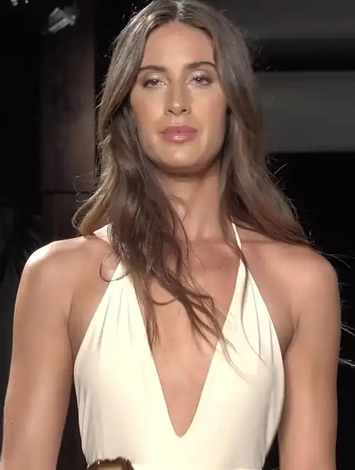 实拍迈阿密模特泳衣t台走秀,如此体型穿上泳装,太漂亮了